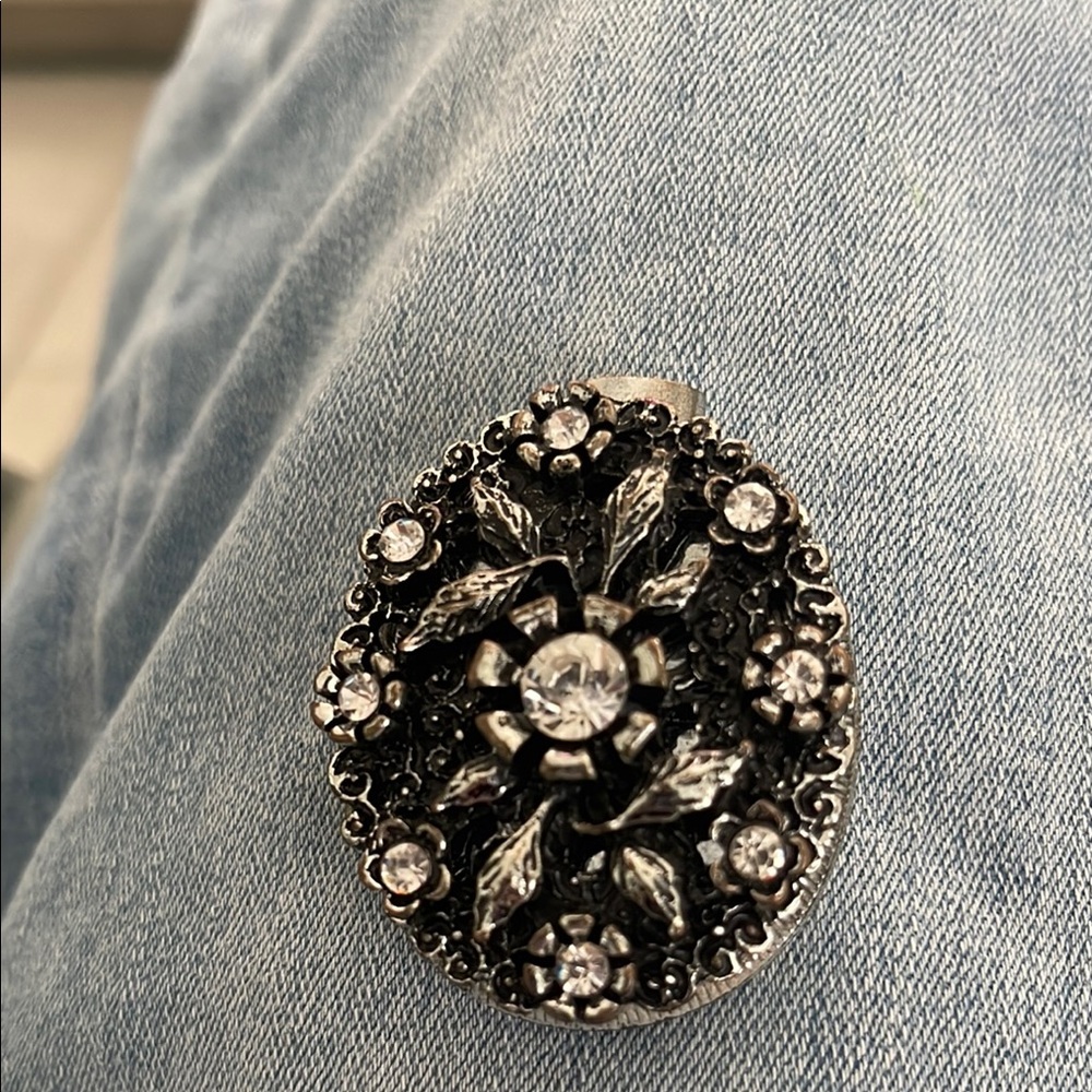 Silver Vintage Brooch with Intricate Design